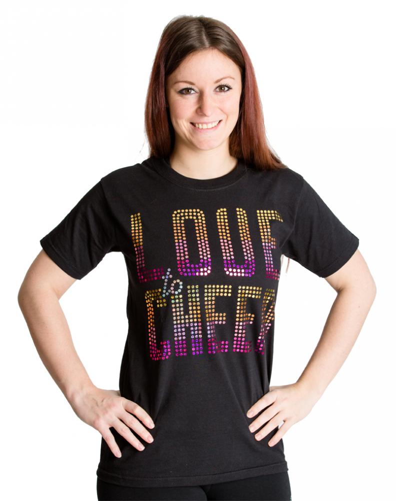 schwarzes T-Shirt mit riesigem bunt verlaufenden Holo-Pailettendruck "LOVE TO CHEER" auf Brusthöhe von vorne getragen
